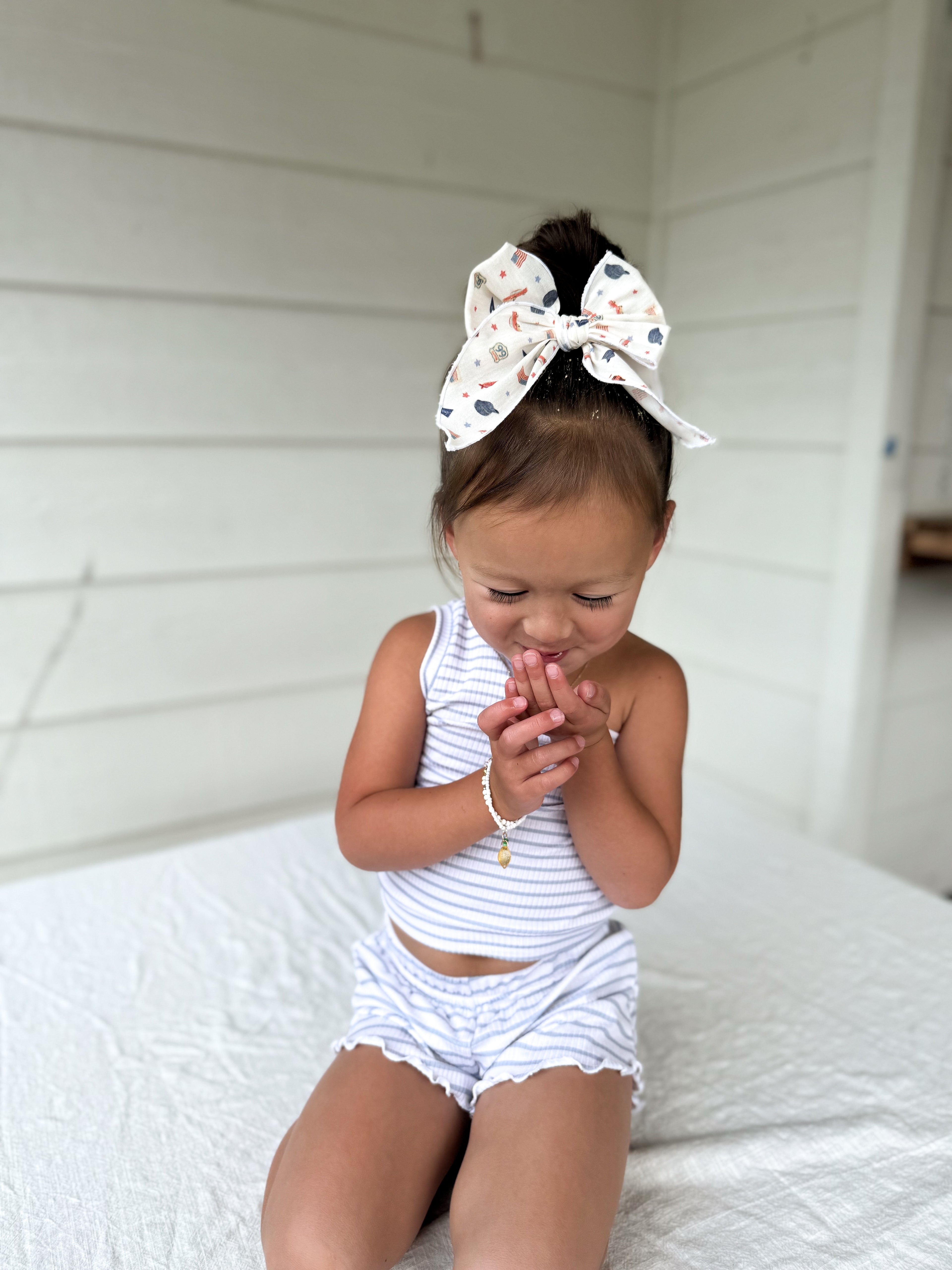 Freedom & Fizz XL Fable Bow